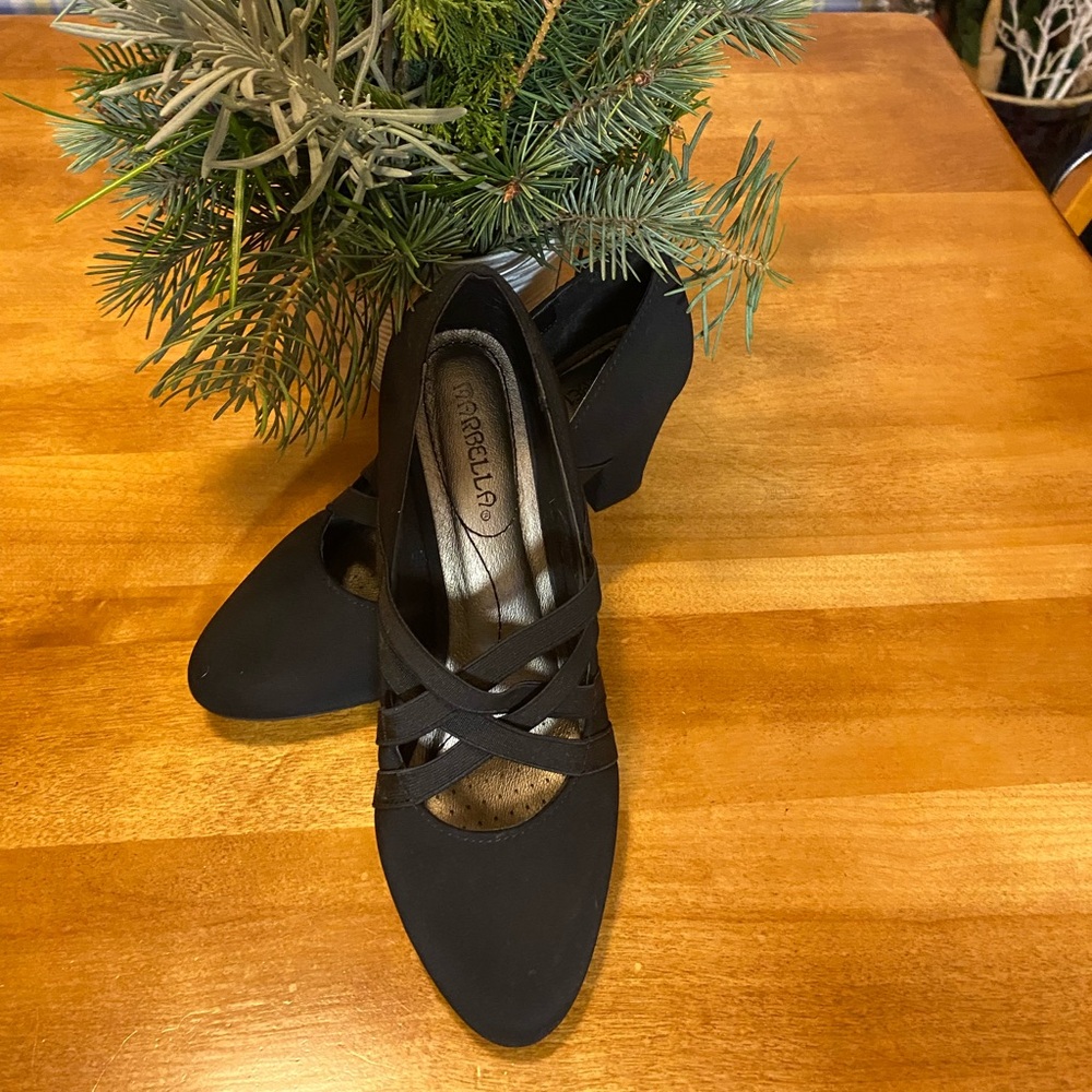 Size 7M
Marbella black heels
2 3/4 heel